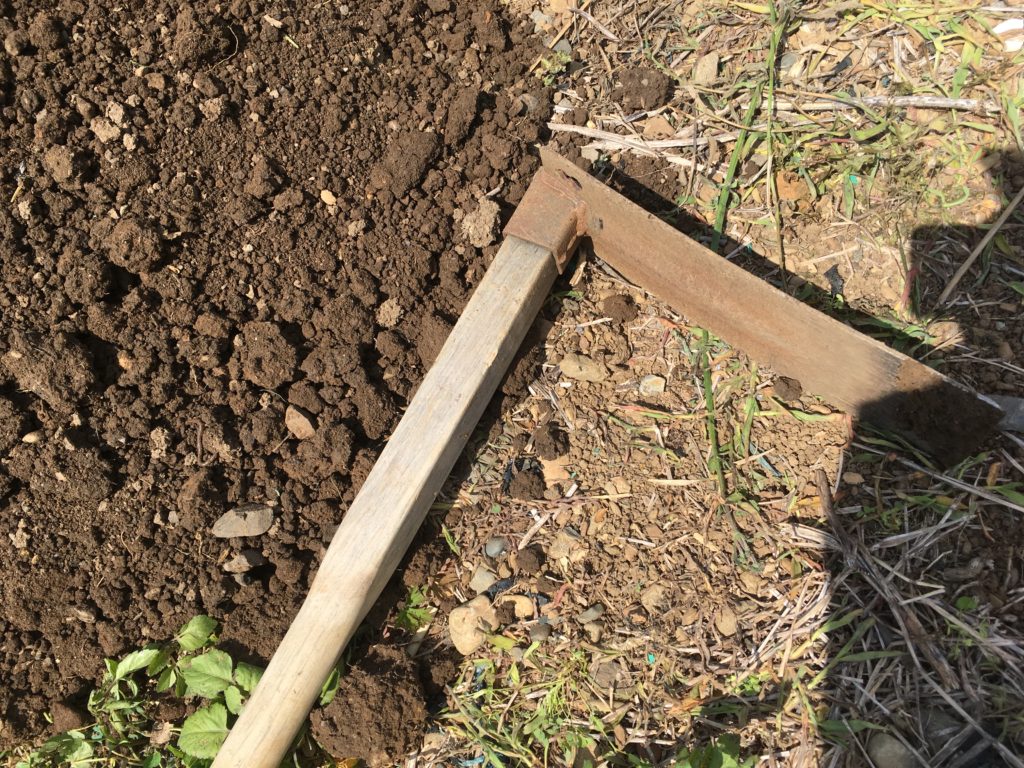 平鍬は土を盛ったりにつかうとよい