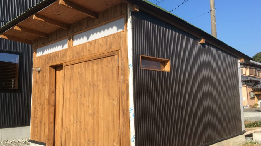 ガレージに小屋をdiyで作る 11 外壁にガルバリウムサイディングを施工 Hanauta ハナウタ